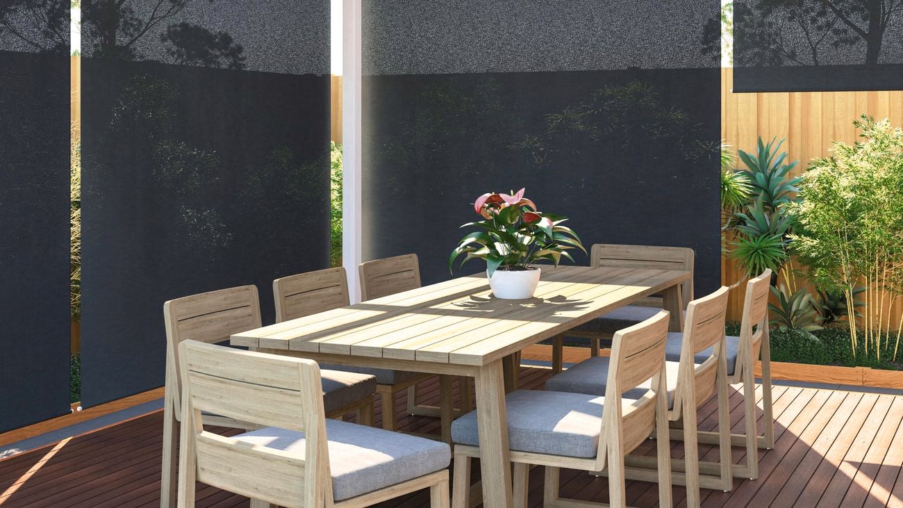 Outdoor room with table, chairs and blinds