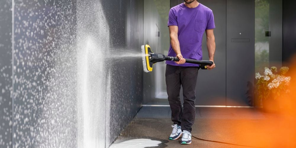 WB 7
  attachement spraying detergent onto garage door