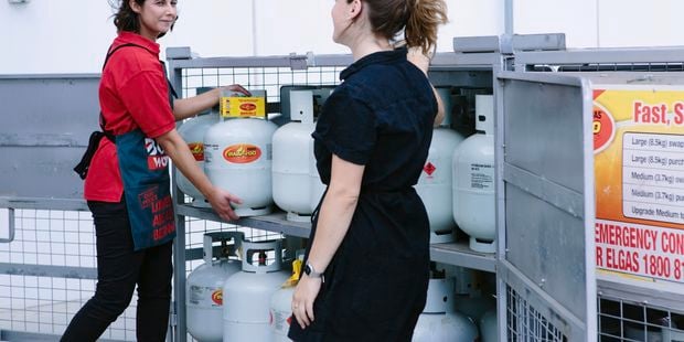 Bunnings team member giving a swapping out a gas container