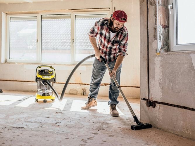 Robust
  WD6 vacuuming dirt and dust