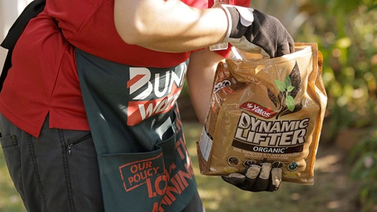 A Bunnings team member using Yates Dynamic Lifter