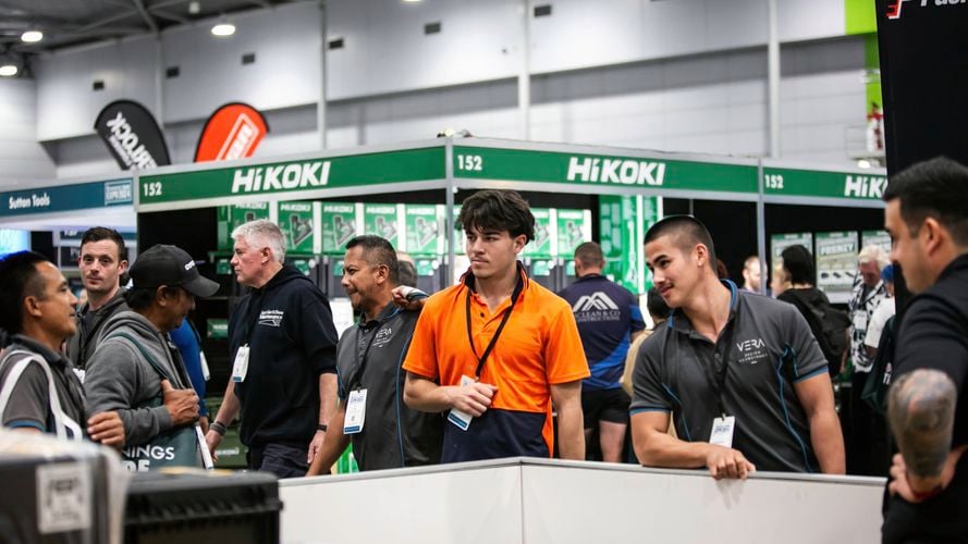 trade customer's walking around the trade bunnings expo event