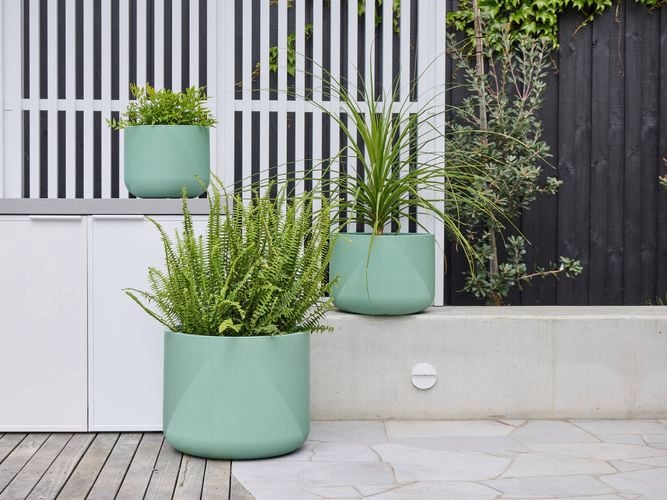 Gavin
  Planter in Mint in three sizes with lush green plants in an ourdoor alfresco.
  I/N: 0510514, I/N: 0510517, I/N: 0510518