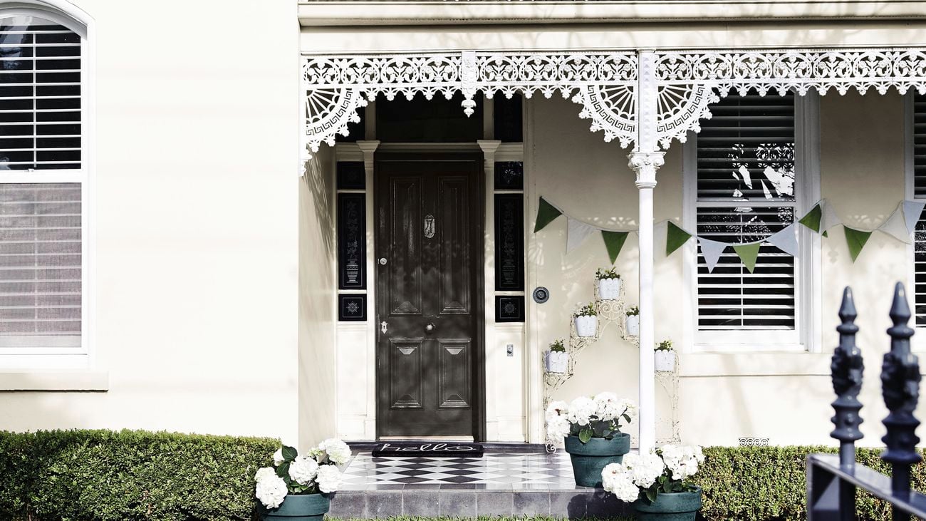 Lime white painted house facade - Front yard - Medium - Dulux