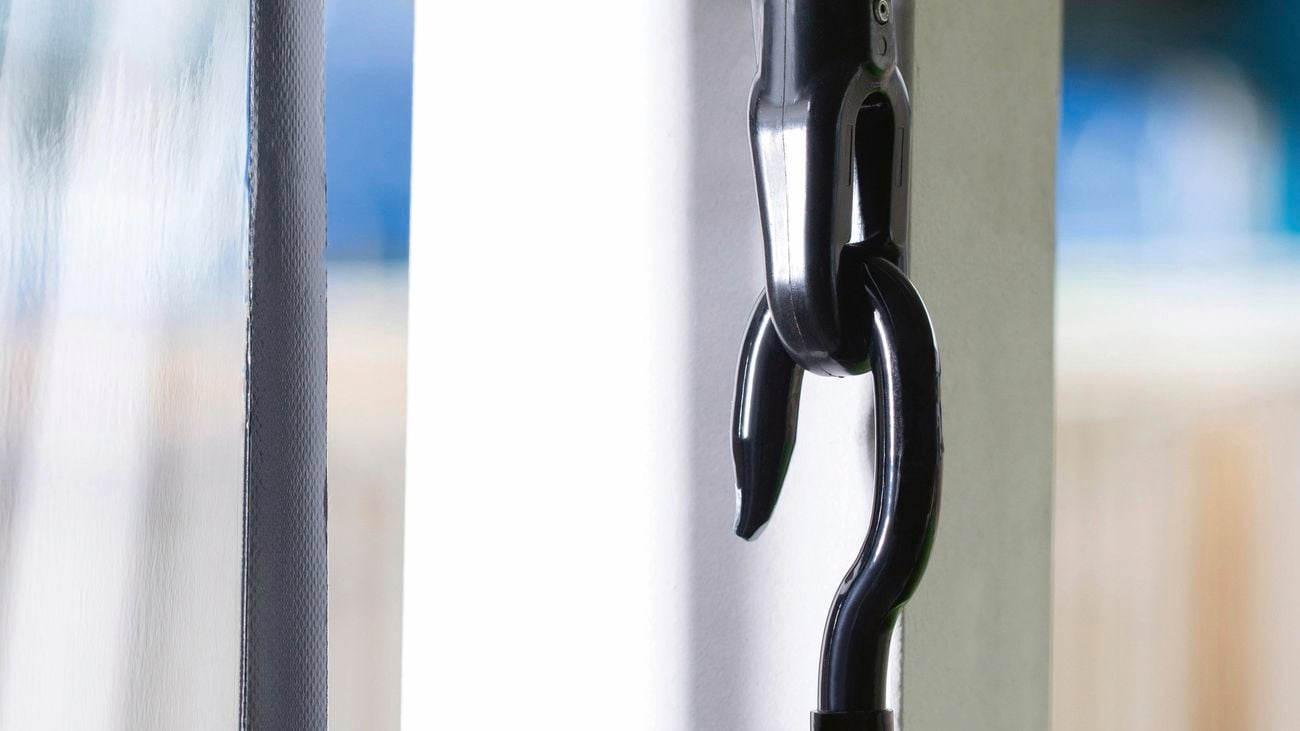 Close up of the ‘Café Crank’ roller system on Bistro Blinds’ outdoor blind
