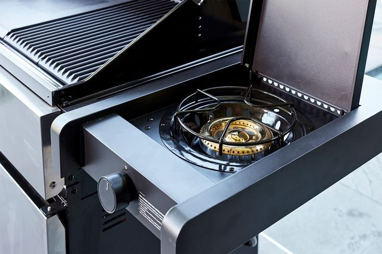 A single-burner stovetop as part of an outdoor barbecue