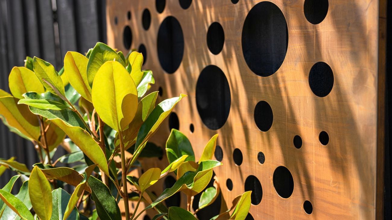 Rust coloured panels on a hedge