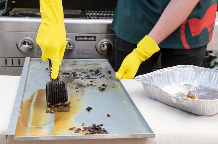 DIY - Step 2 - Clean your drip tray - How to clean a BBQ - Eric