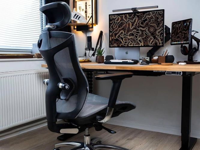 SIHOO desk chair at a wooden computer desk
