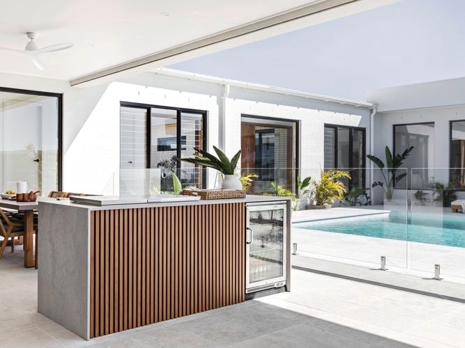 Recreate the popular timber-look batten aesthetic with the lightweight, durable aluminium batten system. . I/N 0407603