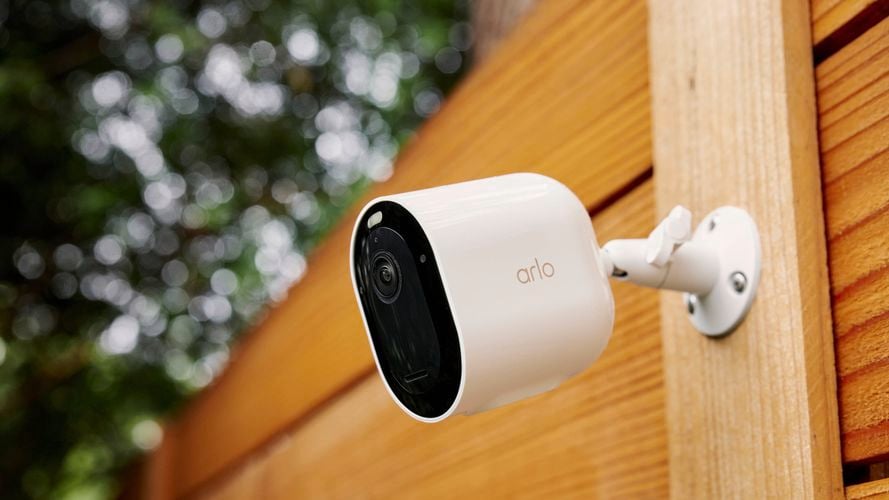 Brand page - Arlo - Gallery - Pro 6_Fence_CPT-0931