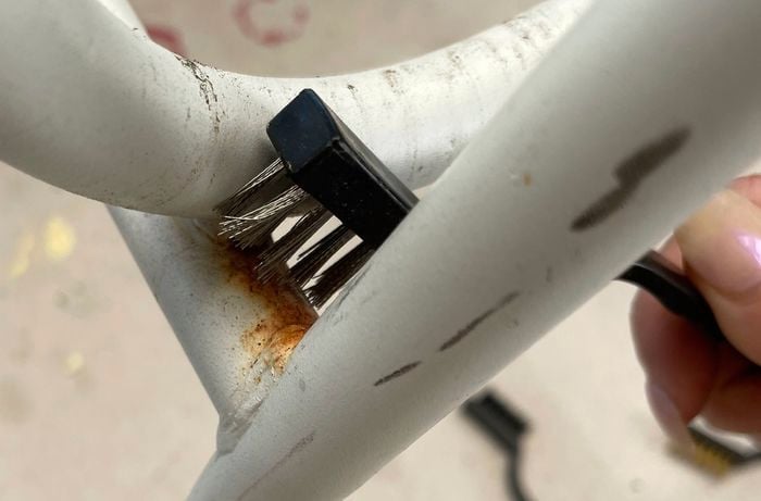 Preparing for D.I.Y. outdoor chair weaving? Start by removing rust with a wire brush to ensure a clean and smooth surface for your project. 