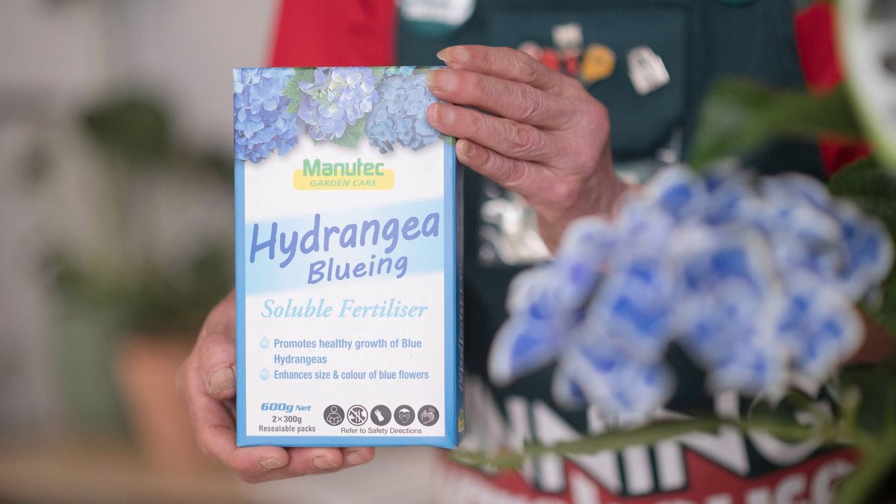 Manutec Garden Care Hydrangea Blueing soluble fertiliser.