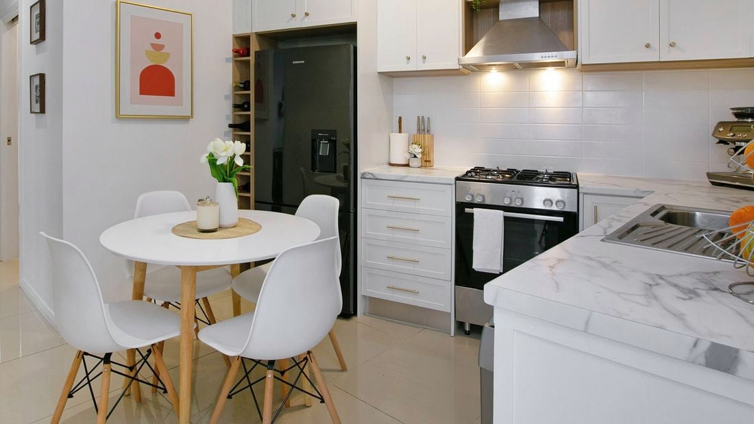A picture of a renovated kitchen.