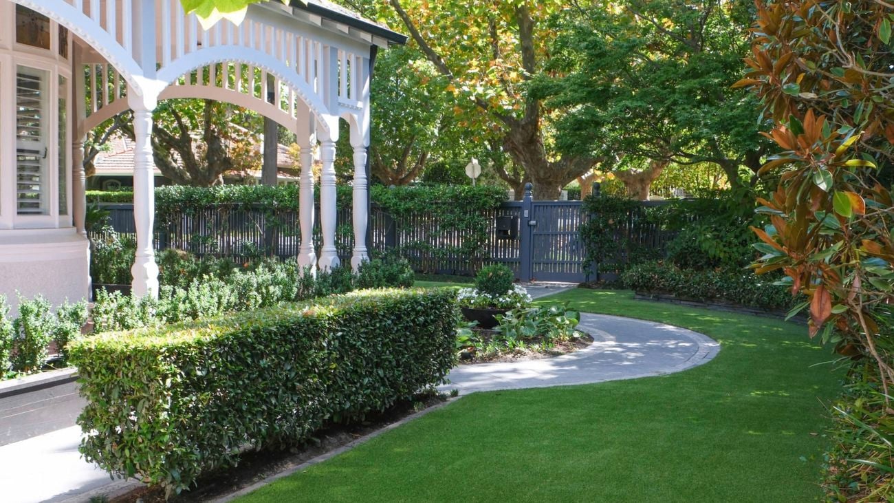 A well-manicured front garden of a period home featuring Tuff Turf artificial grass.