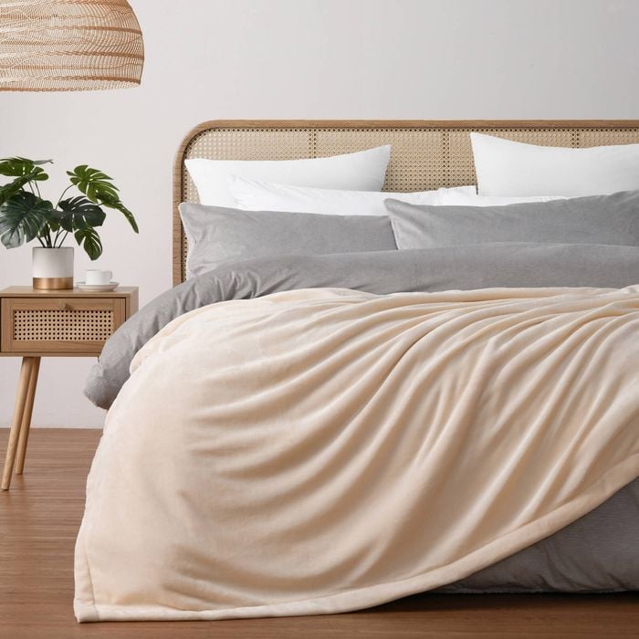 Serene Hudson Fleece And Sherpa Reverse Blanket Cream 240x250cm (queen/king Bed)