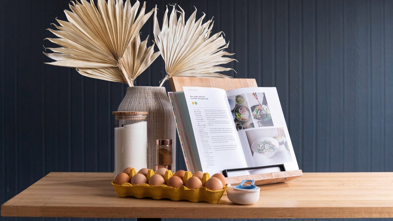 Wooden cookbook with black matte handle