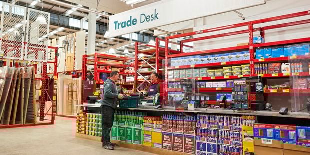 Bunnings team member serving a customer at the Trade Desk.