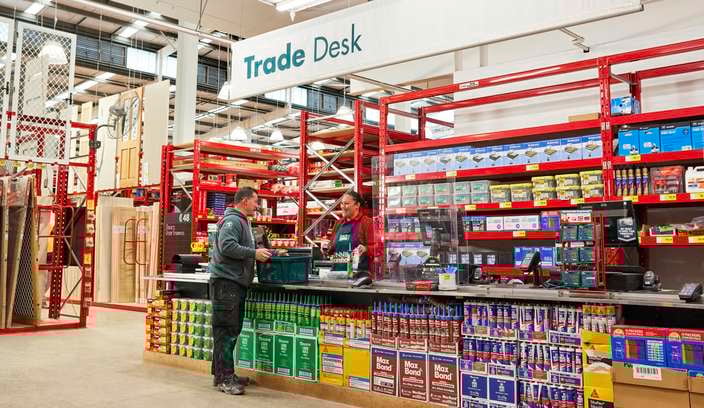 Bunnings team member serving a customer at the Trade Desk.
