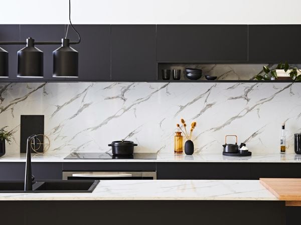 Marble splashback - Black cabinets - Black pendant lights - Style seeker kitchen - Wide