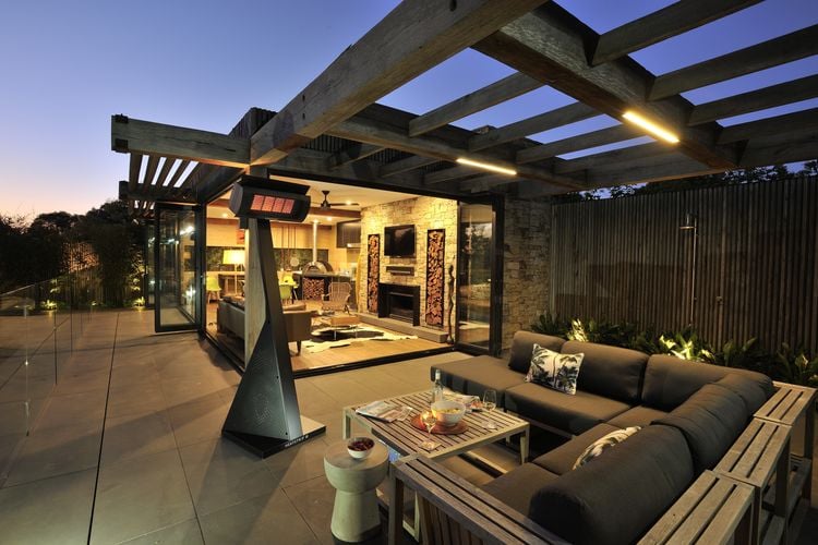 Outdoor entertainment area with heat lamps mounted on columns