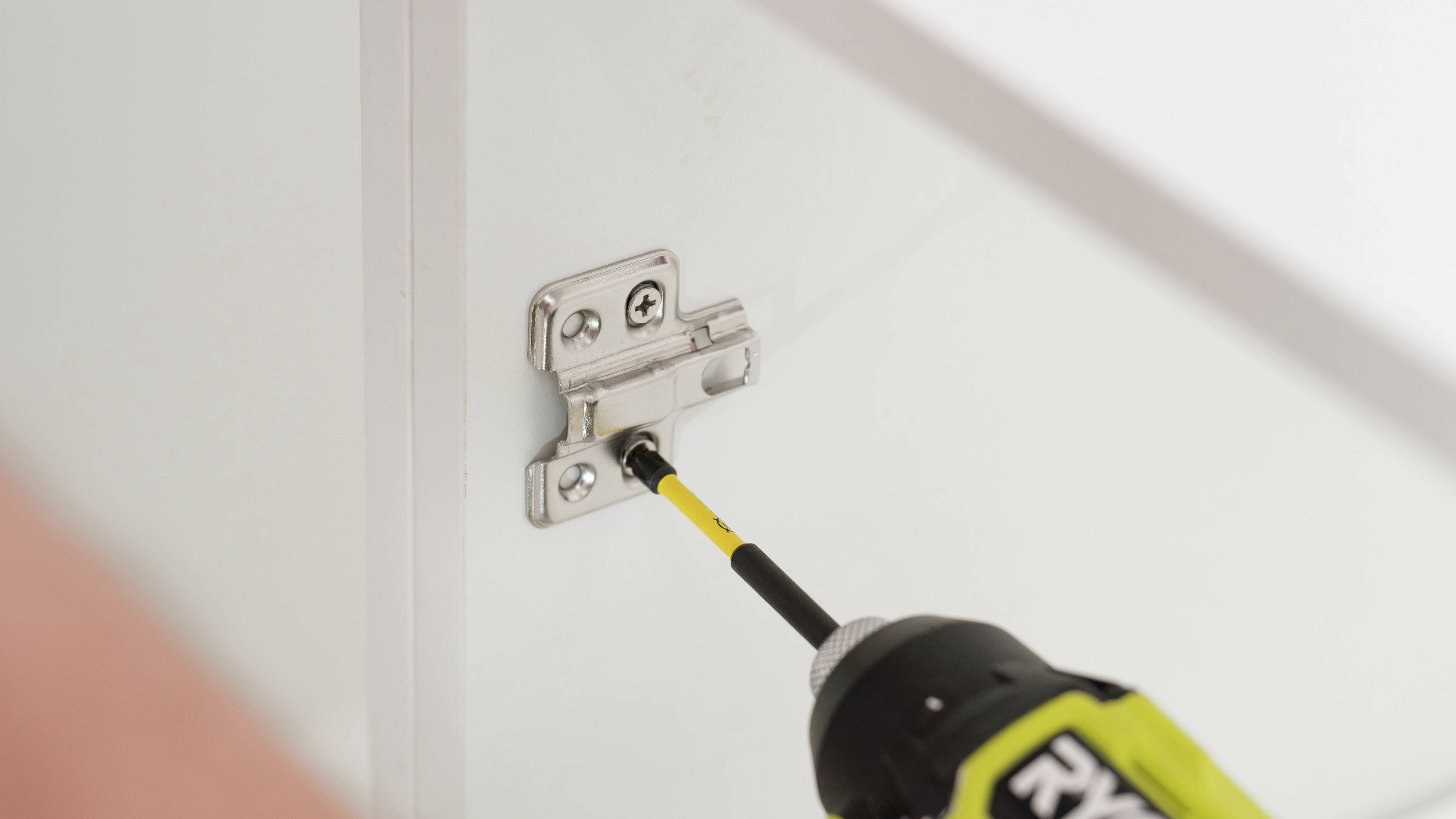 How to Use a Power Screwdriver for Assembling Cabinets: Quick & Easy Guide
