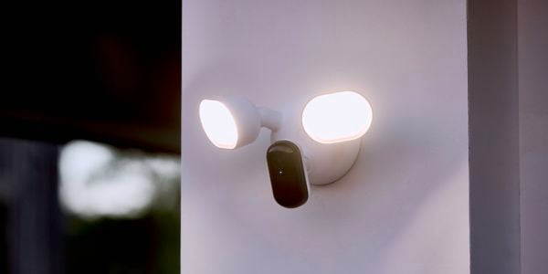 Brand page - Arlo - Banner -Wired Floodlight_White_Light On_L_1205.jpg
