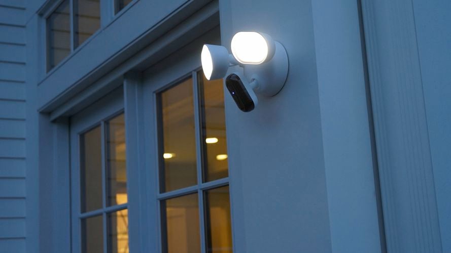 Brand page - Arlo - Gallery - Arlo Wired Floodlight_White_Night_Wall_On