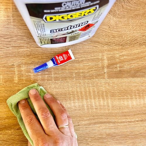 DIGGERS™
  Acetone 1567459 removes nail polish and adhesives such as Super Glue