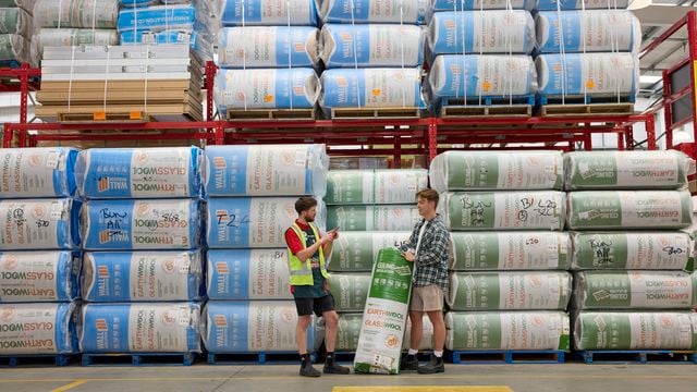 Male Bunnings team member assisting customer insulation department at warehouse