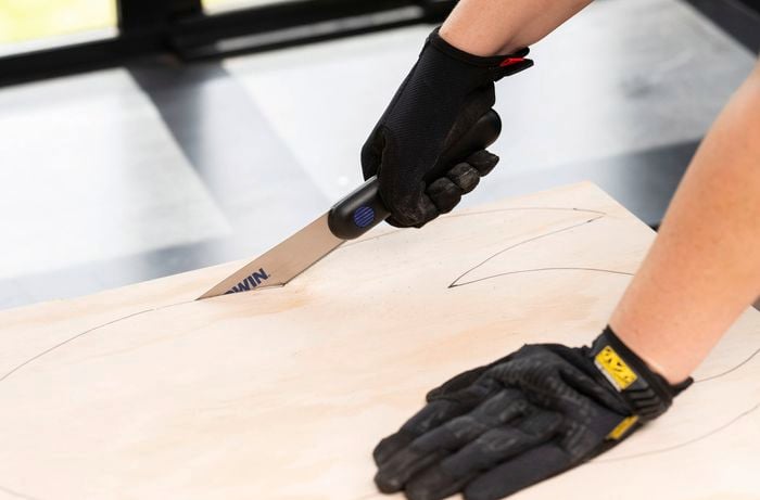 <p>Cut out the rocket from plywood with a handsaw​​​ </p>