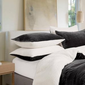 Gioia Casa Twin-Pack Teddy Sherpa Standard Pillowcases – Reversible, Zipper Closure, Machine Washable (48x73cm, Charcoal)