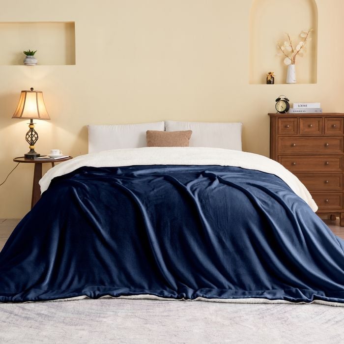 LINENOVA Sherpa Flannelette Blanket Luxury Soft Warm Blanket Queen Size - Navy