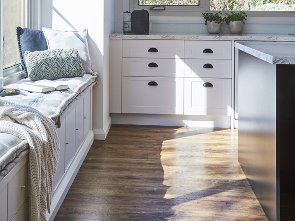Bench seating, timber floorboards, kitchen island and benches.
