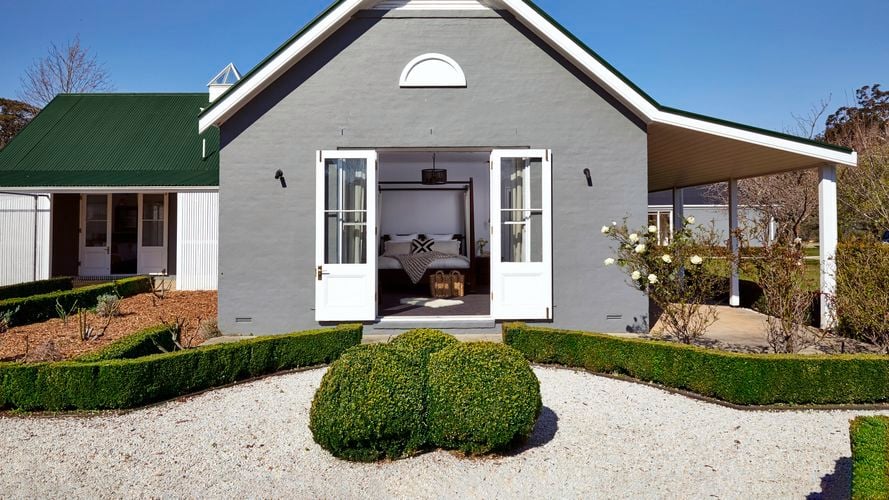 Country Scheme -
  COLORBOND® steel Dover White™,
  COLORBOND® steel Windspray®, COLORBOND® steel Cottage Green®