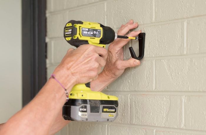 Securing the screws in the wall plug 