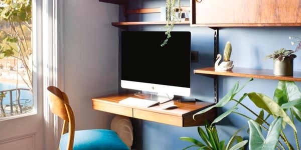 Floating shelf with computer