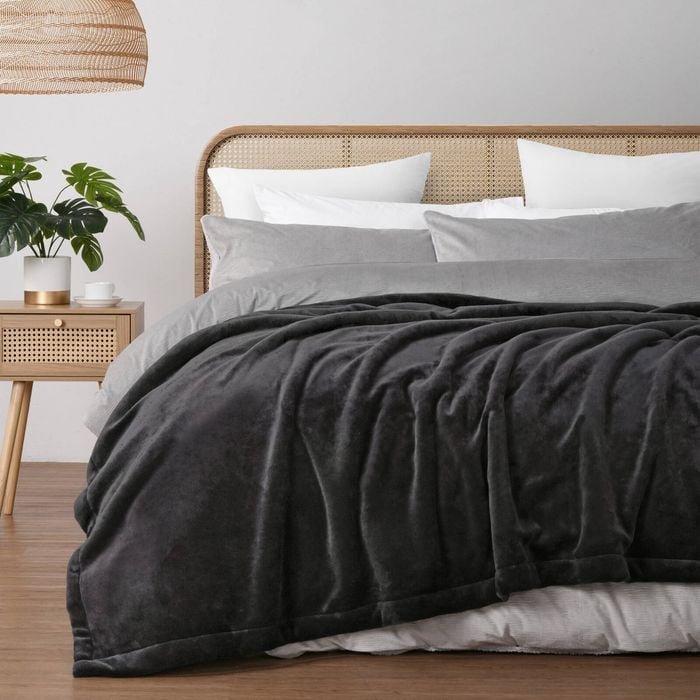 Serene Hudson Fleece And Sherpa Reverse Blanket Charcoal 240x250cm (queen/king Bed)
