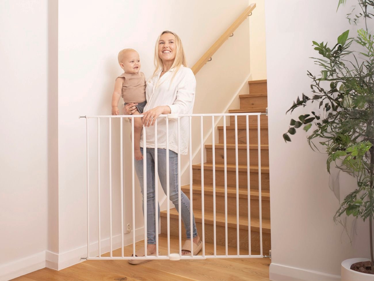 Hardware mounted baby gate