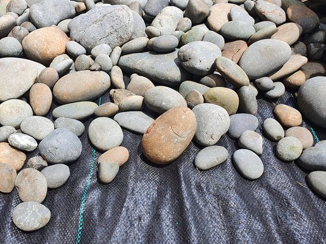 pebbles of different sizes