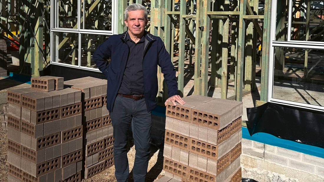 Stephen Thompson of Allworth Homes stands in front of Bunnings Trade supplied frame and truss
