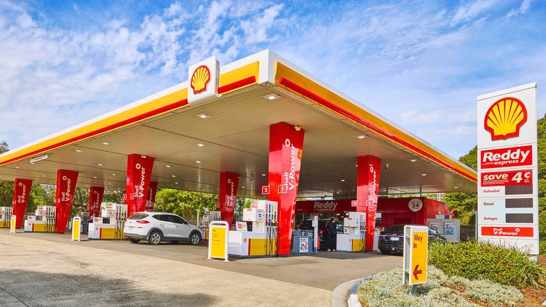 A wide shot of a Shell service station to promote the Shell Card Lite fuel discount on the new PowerPass Pro Rewards program.