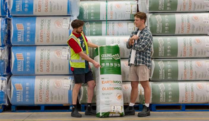 Bunnings team member showing a customer glasswool insulation in a bunnings store