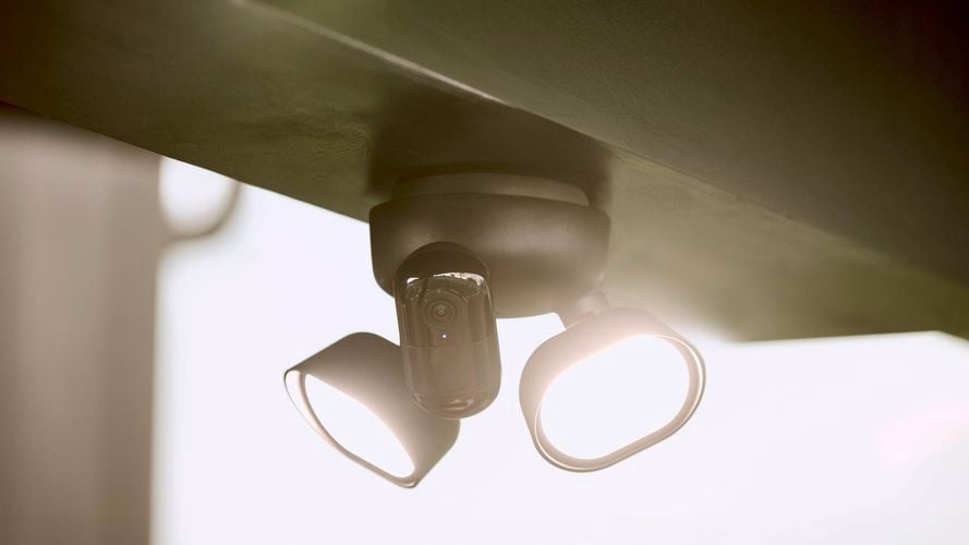 Brand page - Arlo - Gallery - Wired Floodlight_Black_Light On_Ceiling_1181
