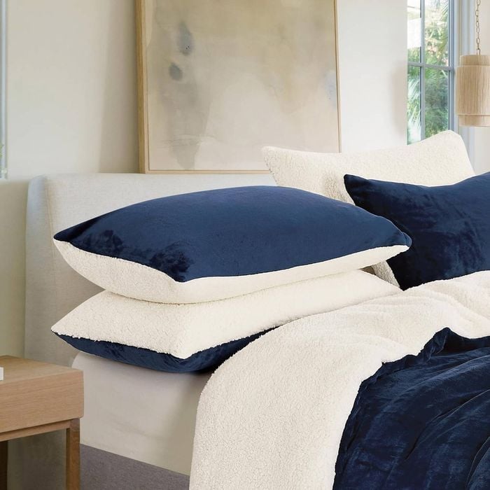 Gioia Casa Twin-Pack Teddy Sherpa Standard Pillowcases – Reversible, Zipper Closure, Machine Washable (48x73cm, Navy Blue)