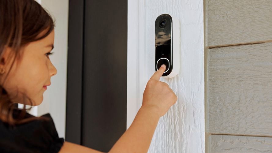 Brand page - Arlo - Gallery - Arlo_Video Doorbell_2nd Generation_AVD3001_AVD4001_Girl