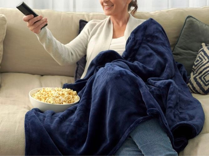 Experience warmth and elegance with the Sash & Bloom Heated Shawl in Navy. A cordless, portable and luxurious heated blanket that zips into a wearable shawl. 
