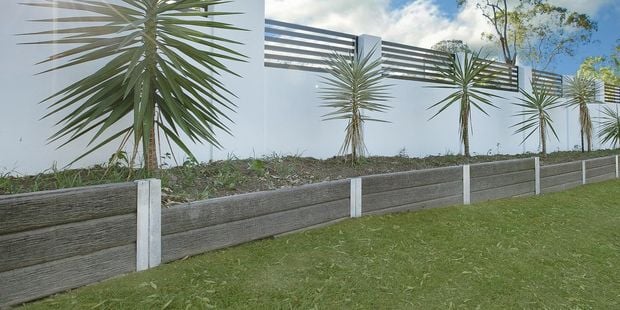 white retaining wall - rigdi