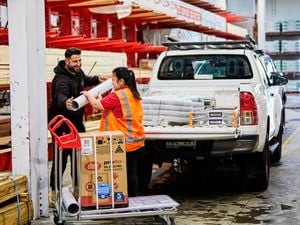 Image of team member helping a customer in trade yard
