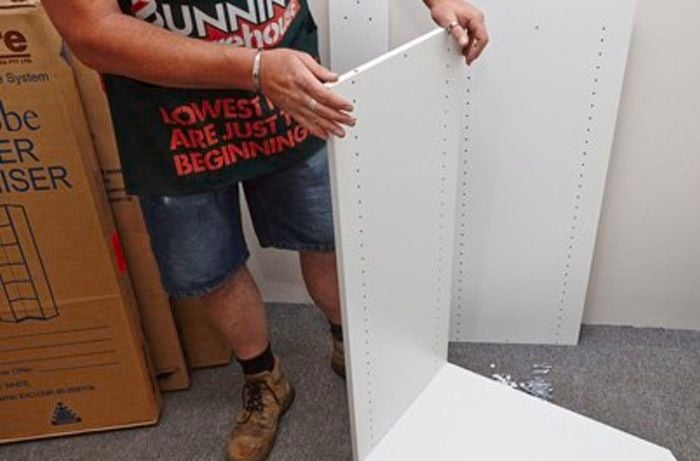 Attaching the side walls.